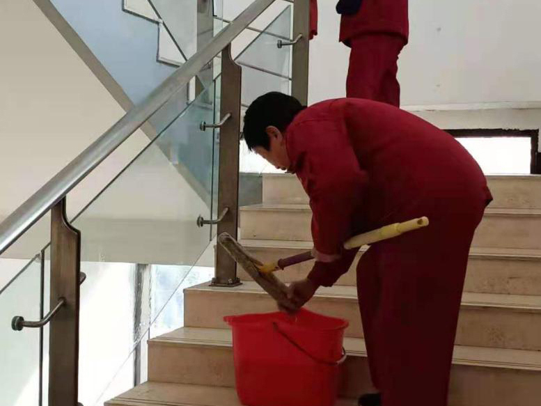 保洁员擦拭楼梯防护玻璃